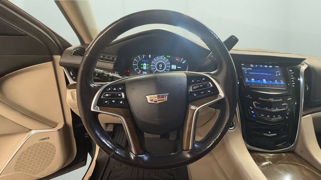 Used 2019 Cadillac Escalade Luxury AWD/4WD image 12