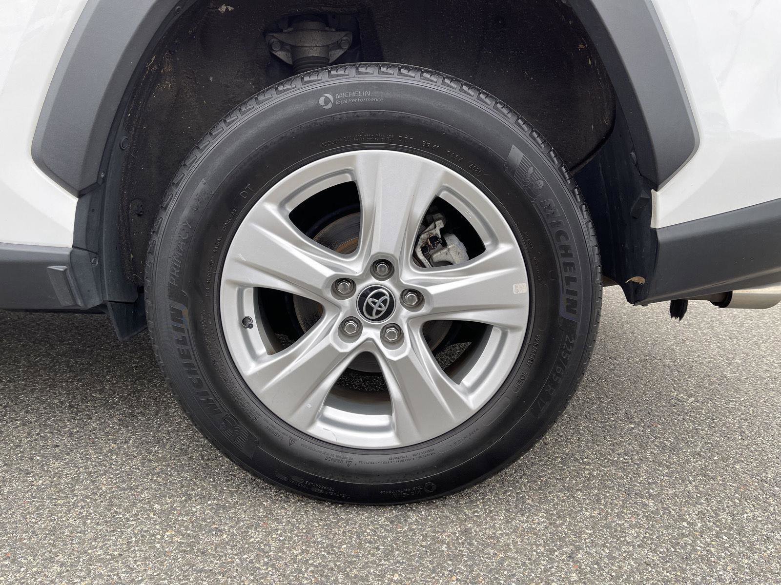 Used 2021 Toyota RAV4 XLE AWD/4WD image 23