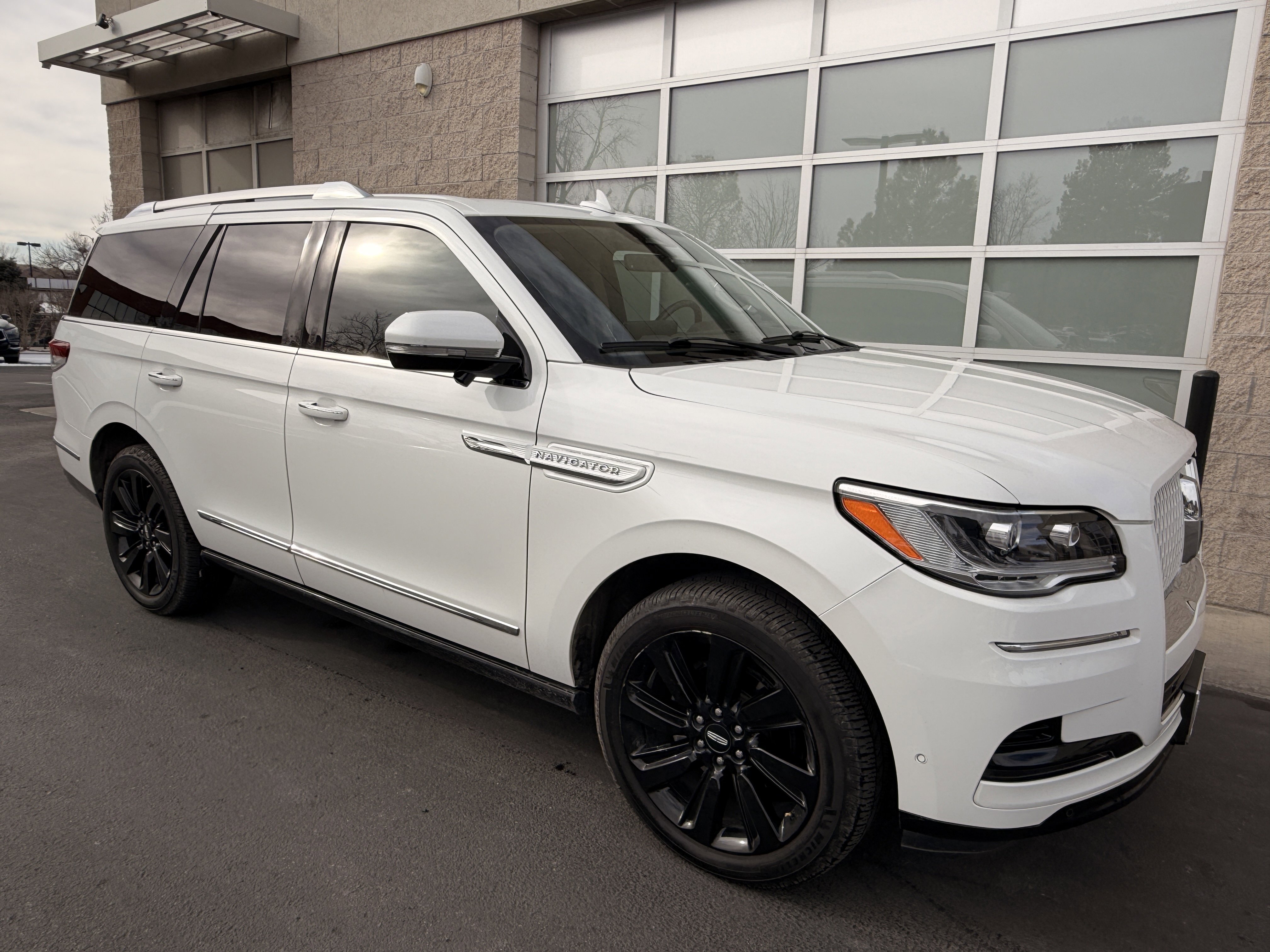 Used 2022 Lincoln Navigator Reserve image 3