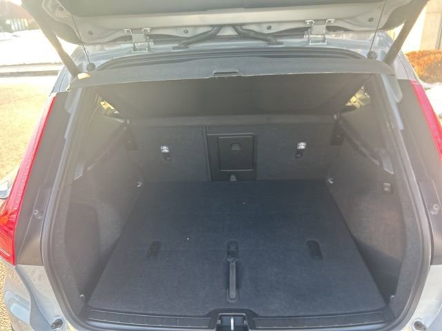 Used 2025 Volvo XC40 B5 Plus image 12