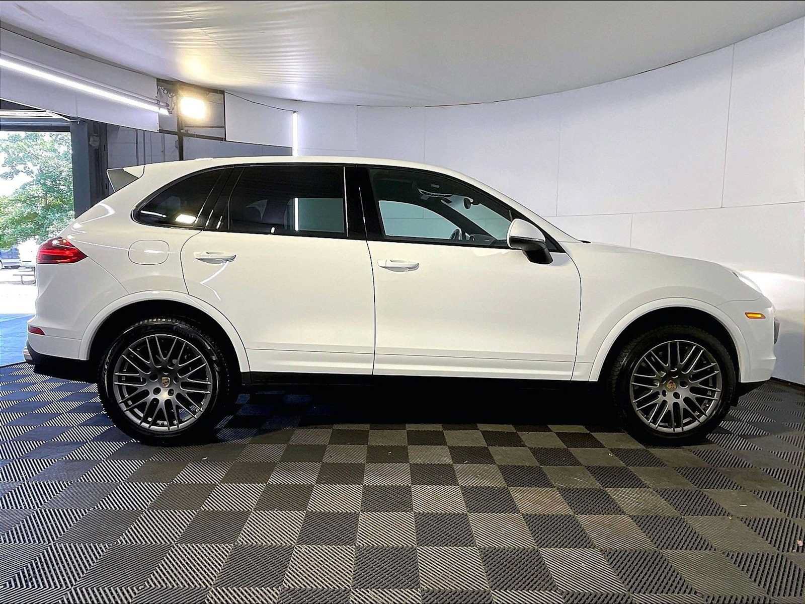 Used 2017 Porsche Cayenne Platinum Edition AWD/4WD image 8