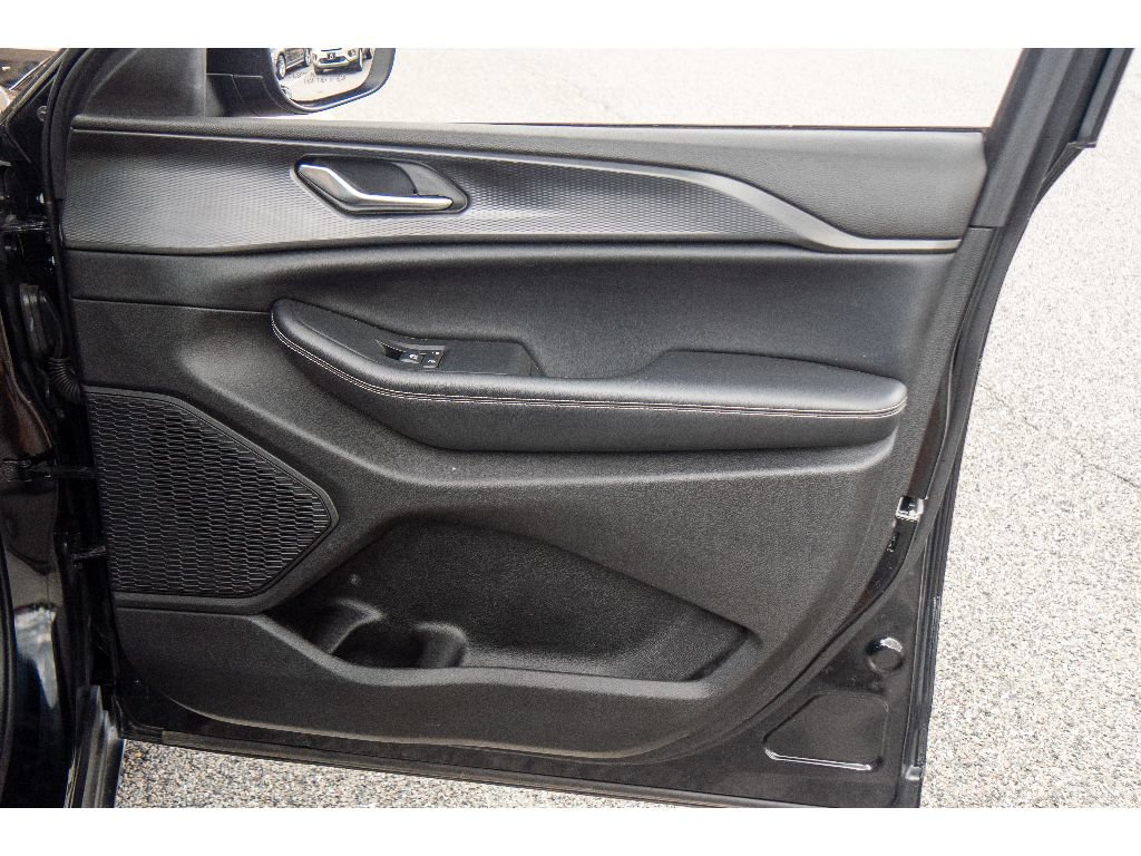 Used 2023 Jeep Grand Cherokee Laredo AWD/4WD image 18
