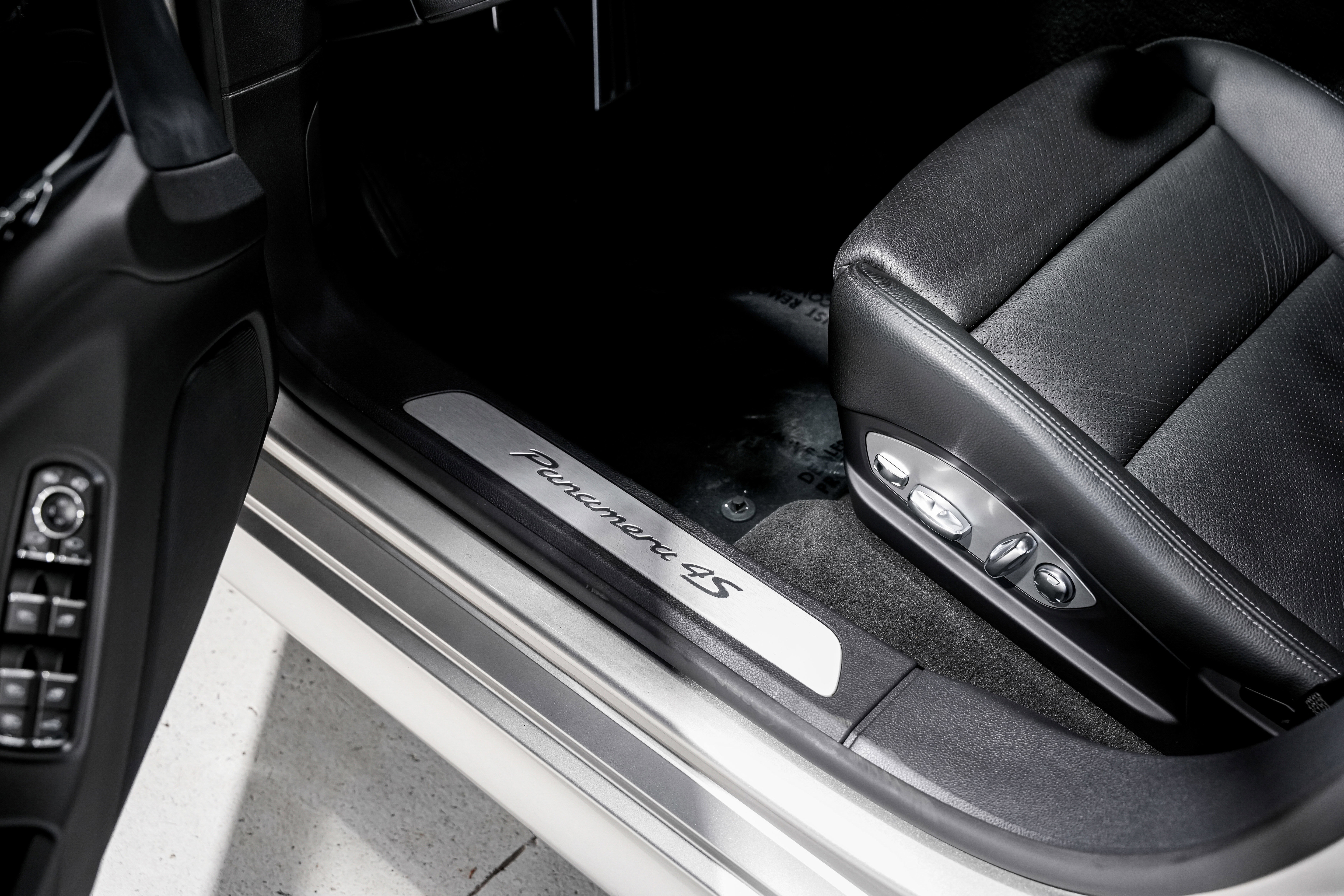 Used 2012 Porsche Panamera 4S image 18