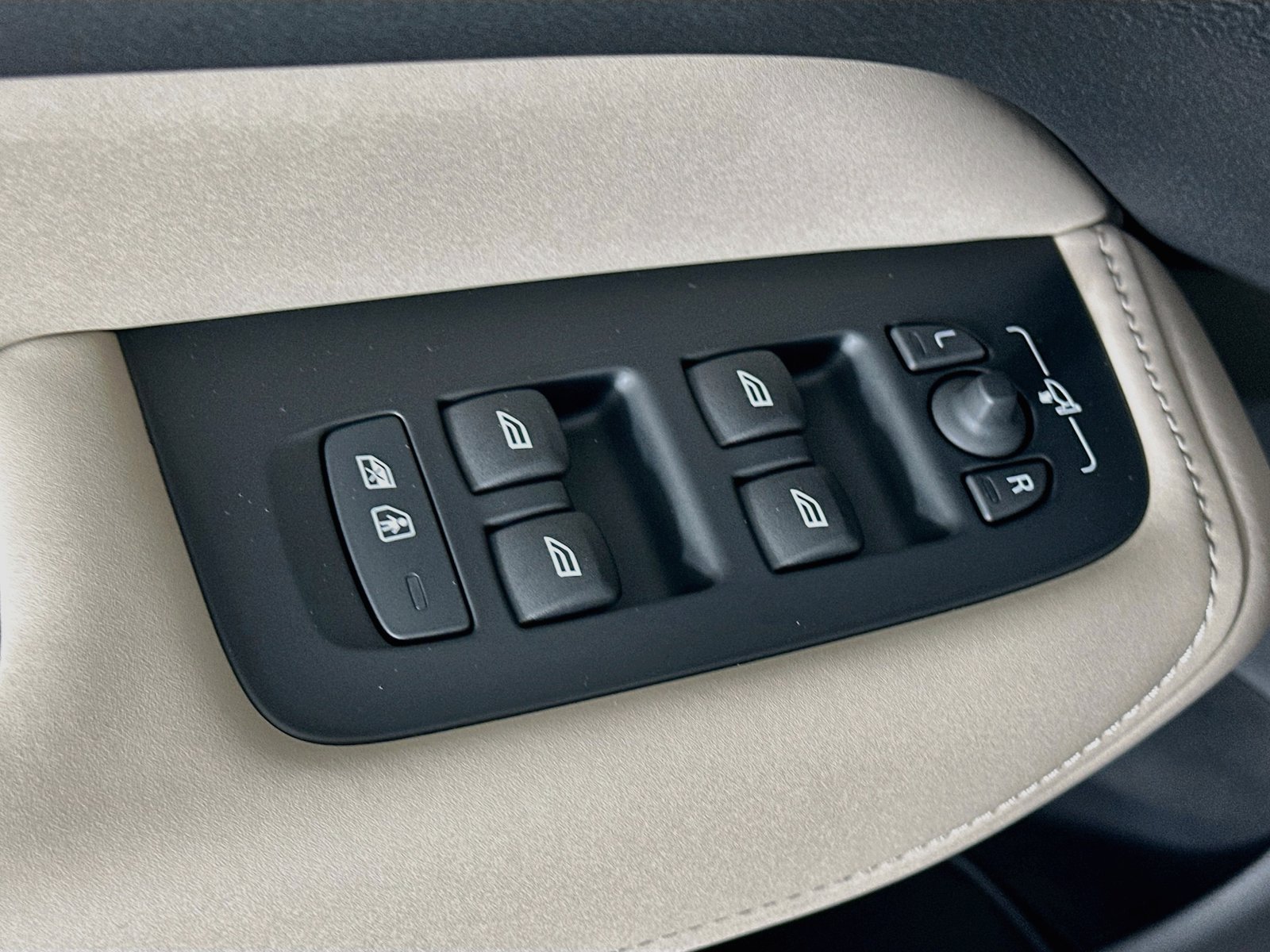 New 2027 Volvo XC60 B5 Plus AWD/4WD image 17