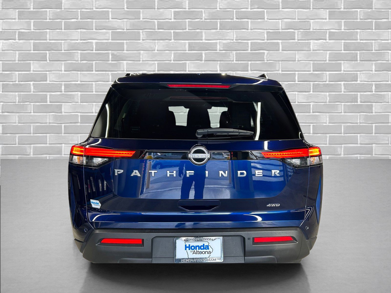 Used 2025 Nissan Pathfinder SV image 3