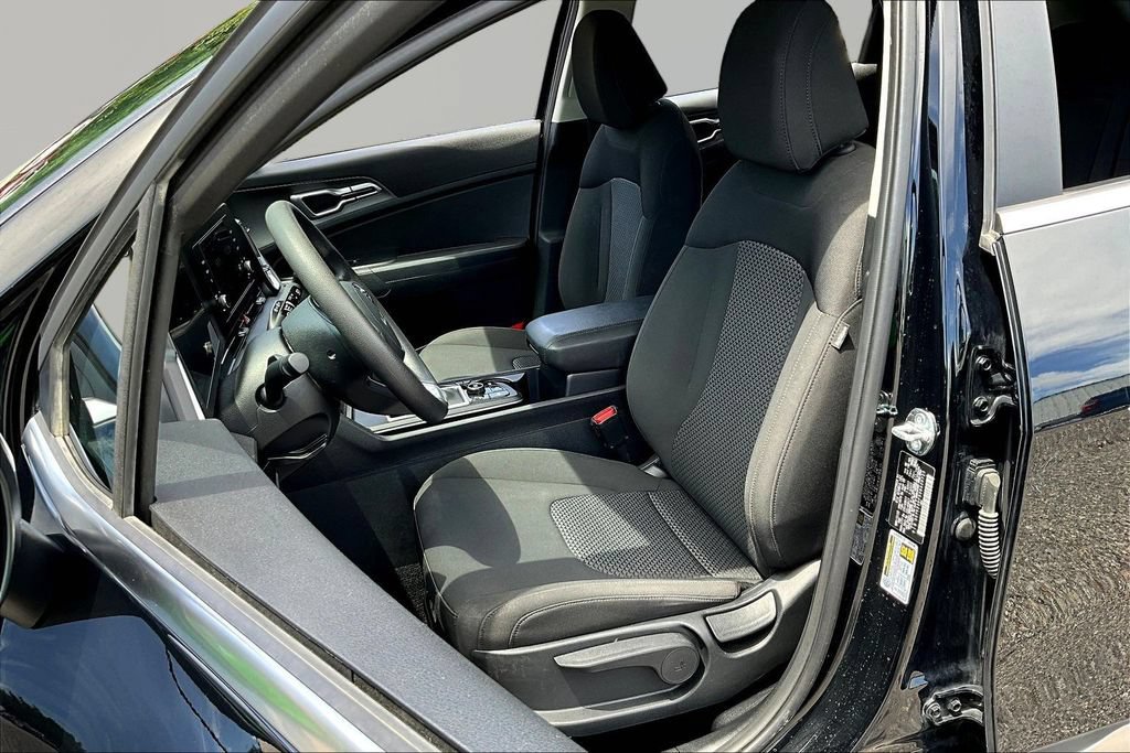 Used 2025 Kia Sportage LX FWD image 21