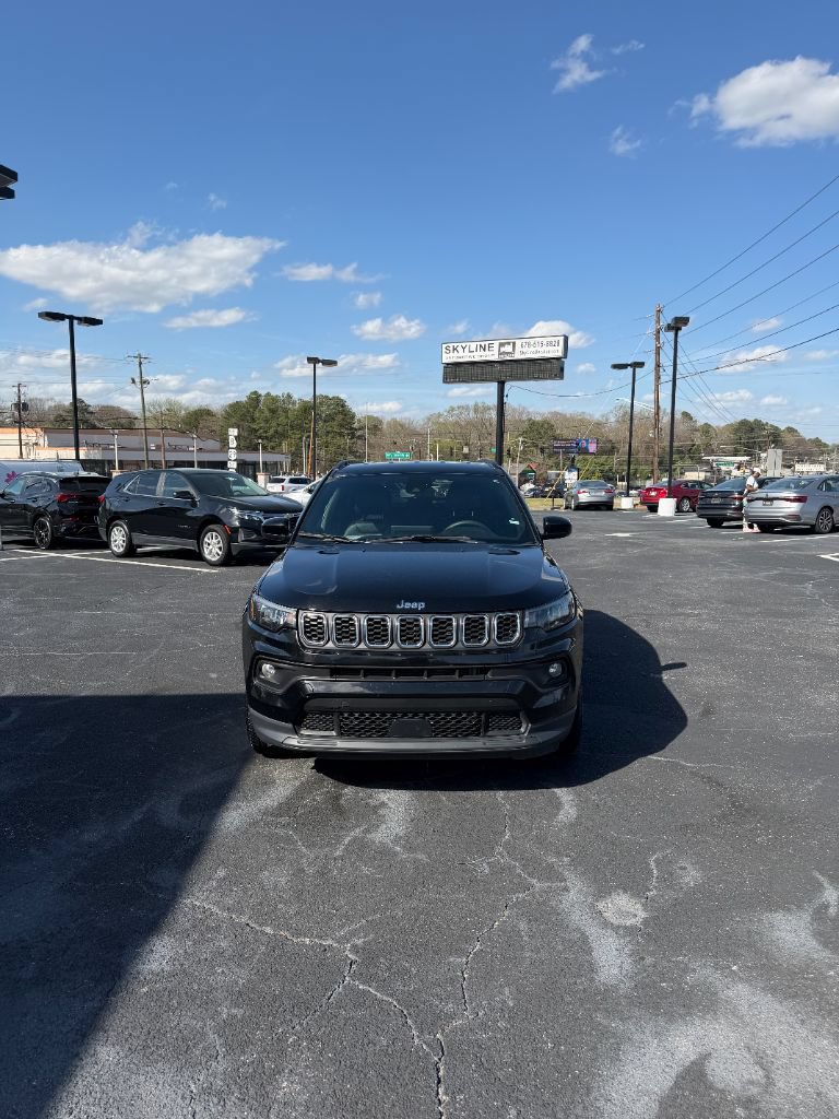 Used 2024 Jeep Compass Latitude AWD/4WD image 2