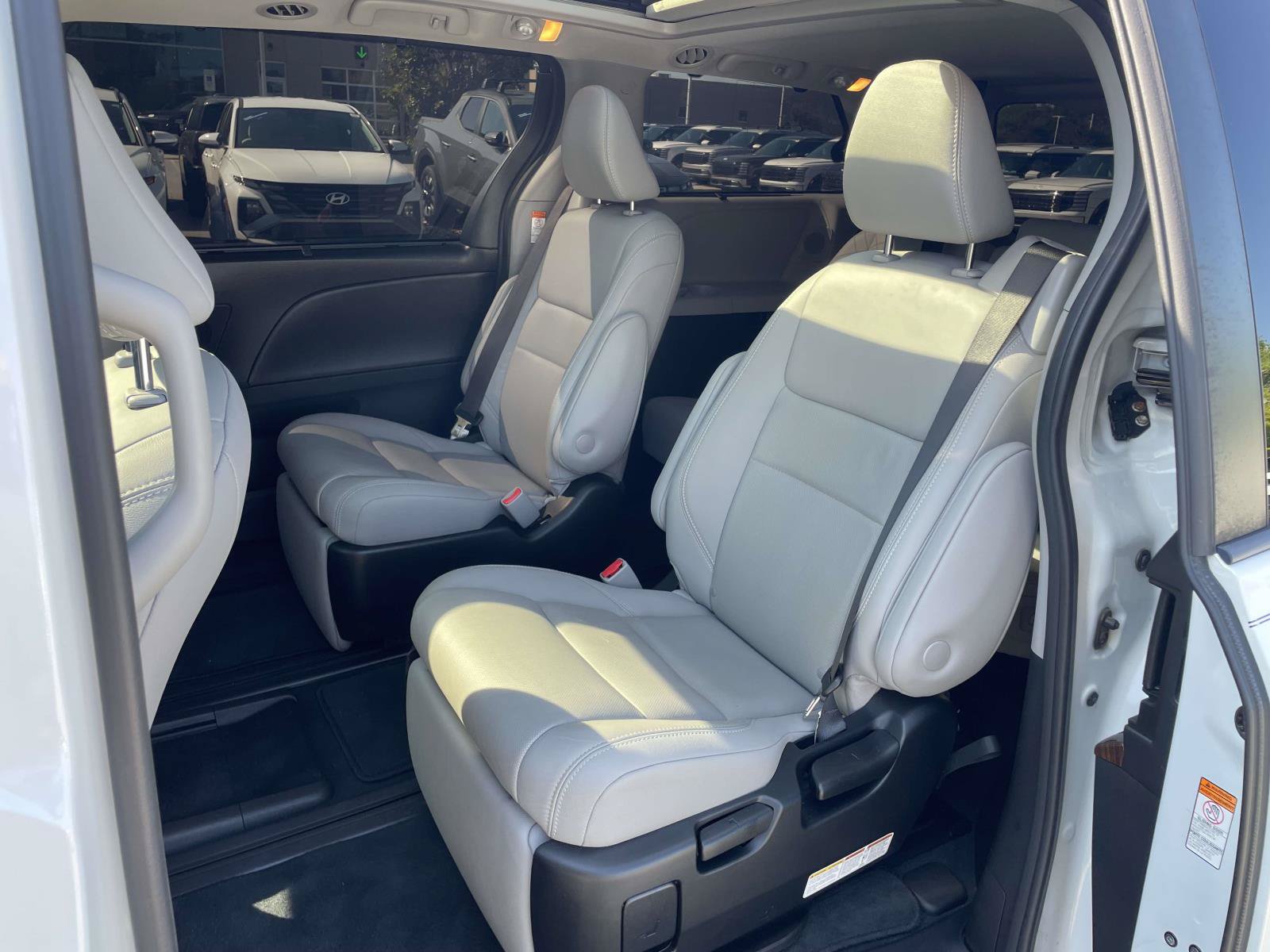 Used 2019 Toyota Sienna Limited Premium FWD image 2