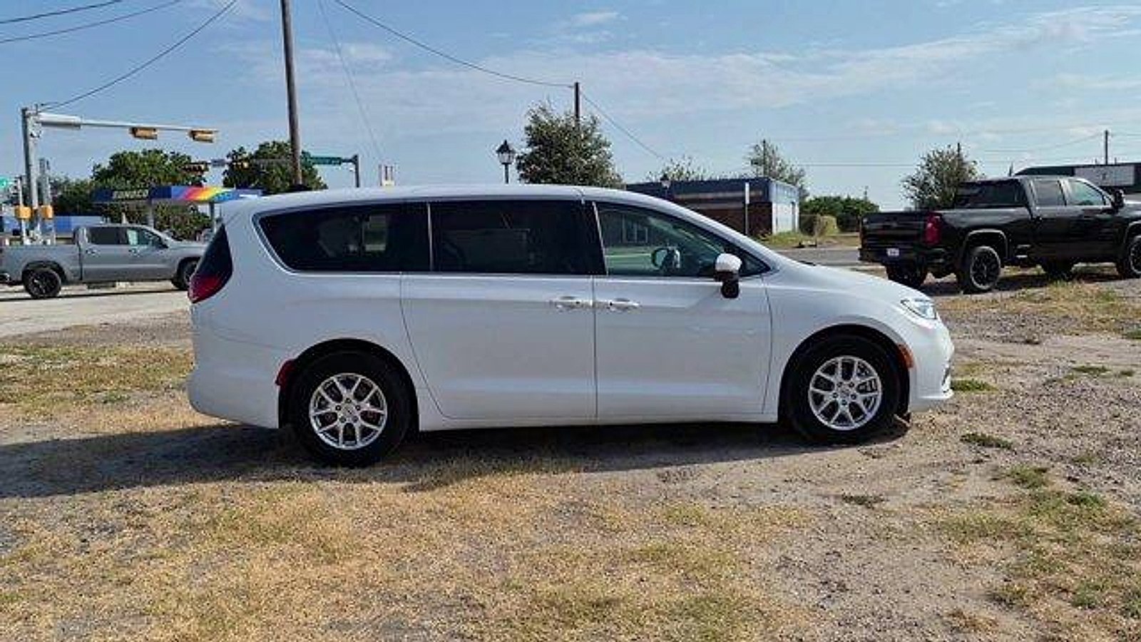 Used 2023 Chrysler Pacifica Touring-L FWD image 9
