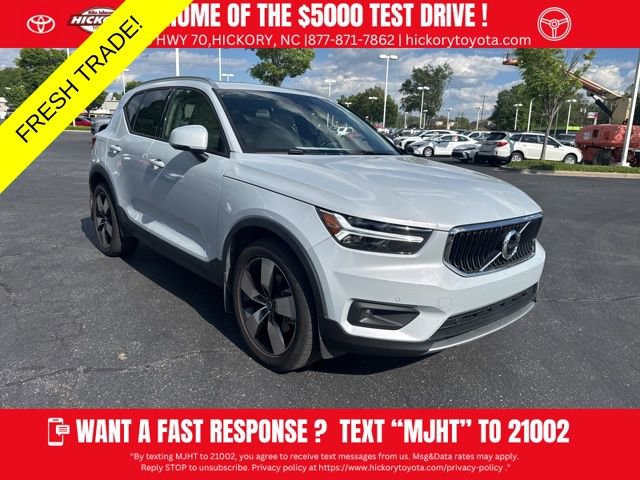 Used 2021 Volvo XC40 T5 Momentum image 1
