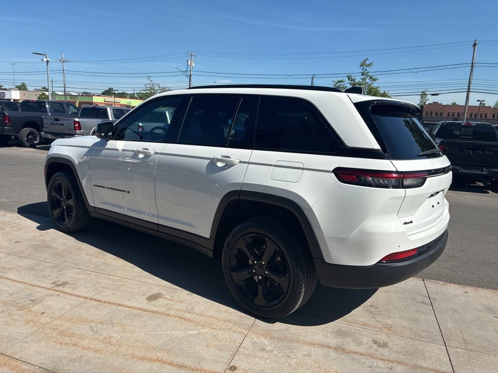 Used 2023 Jeep Grand Cherokee Altitude AWD/4WD image 9