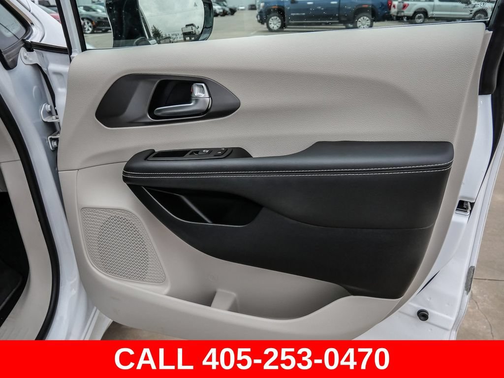 Used 2024 Chrysler Pacifica Touring-L AWD/4WD image 16
