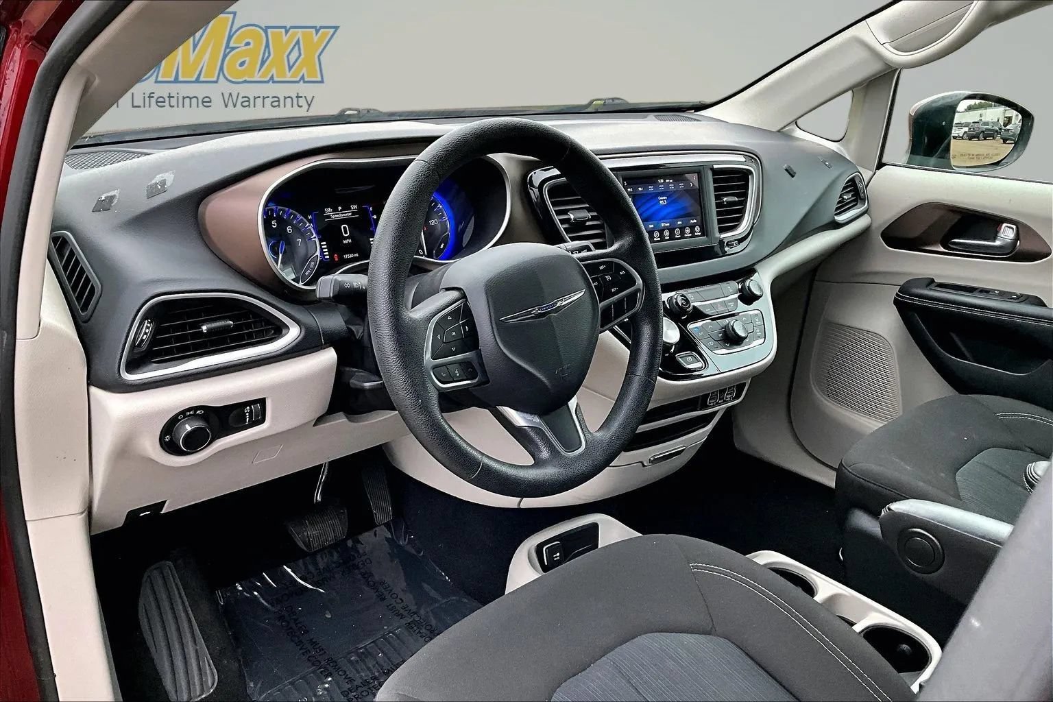 Used 2021 Chrysler Voyager L FWD image 16