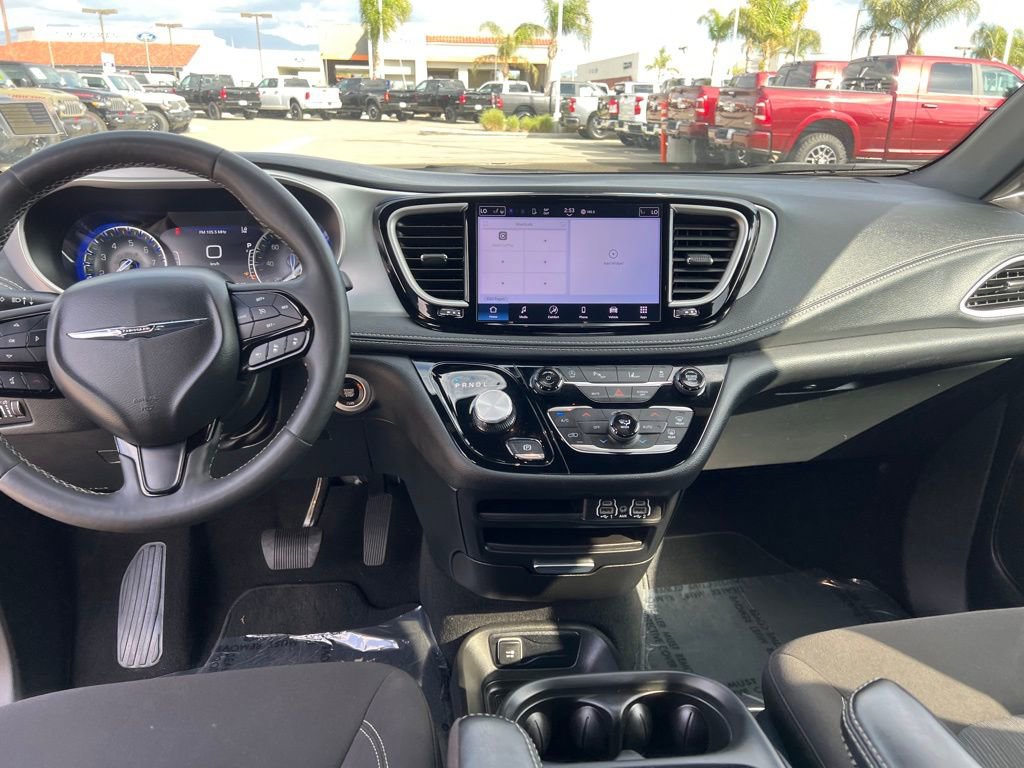 Used 2024 Chrysler Pacifica Touring image 23