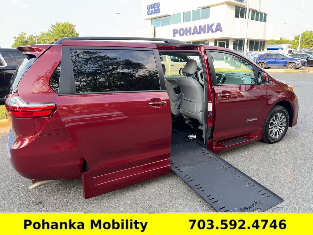 Used 2020 Toyota Sienna XLE w/ XLE Navigation Package FWD image 9
