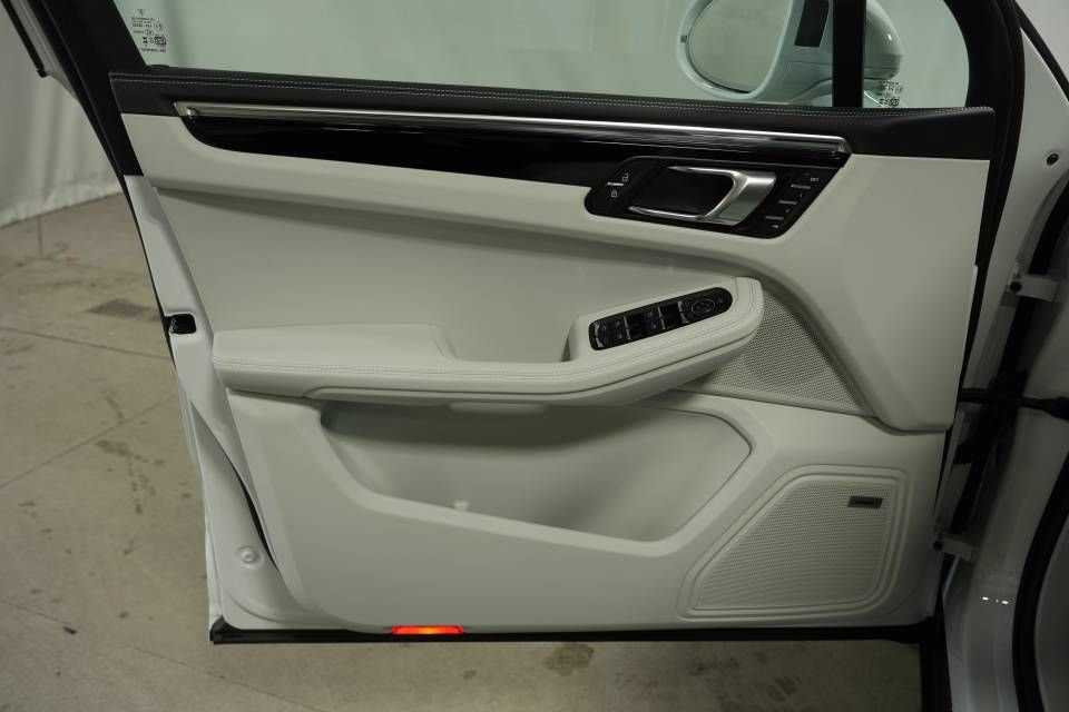 Certified 2026 Porsche Macan AWD/4WD image 25
