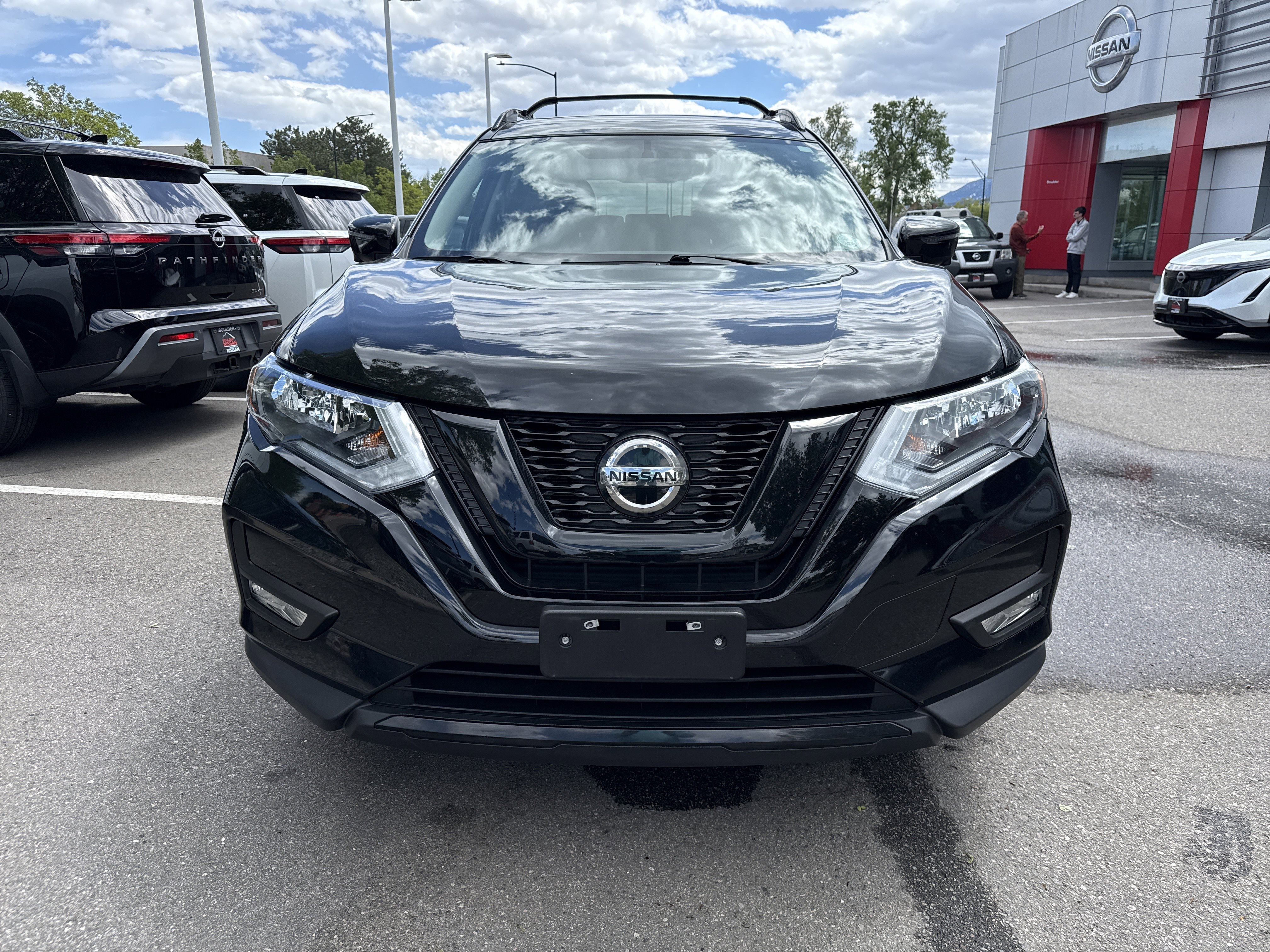 Used 2018 Nissan Rogue SV w/ Premium Package AWD/4WD image 2