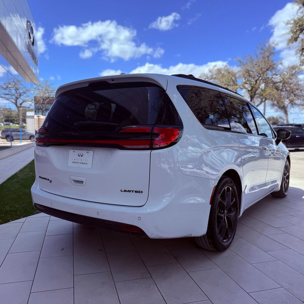 Used 2025 Chrysler Pacifica Limited image 6