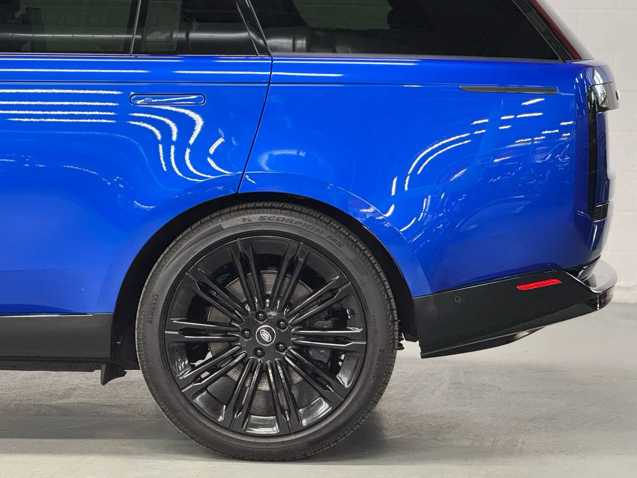 Used 2025 Land Rover Range Rover Long Wheelbase Autobiography image 4