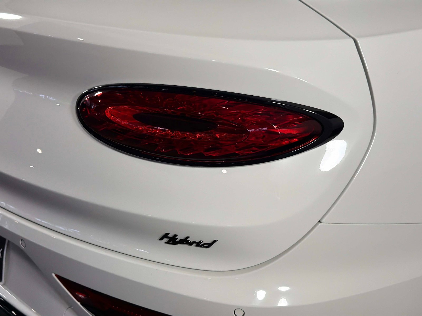 Used 2024 Bentley Bentayga Plug-In Hybrid image 17