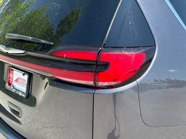 Used 2023 Chrysler Pacifica Touring-L FWD image 12
