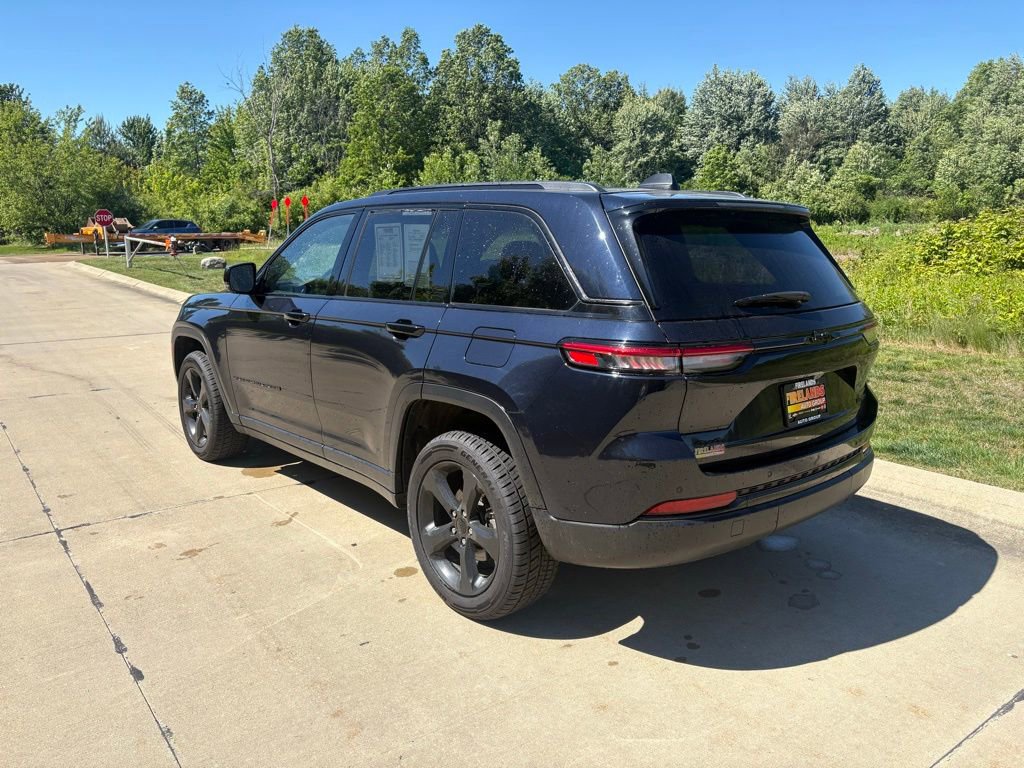 Used 2023 Jeep Grand Cherokee Limited w/ Black Appearance Package AWD/4WD image 7