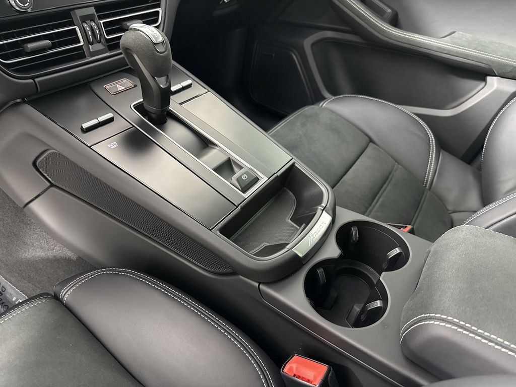 Certified 2025 Porsche Macan GTS AWD/4WD image 31