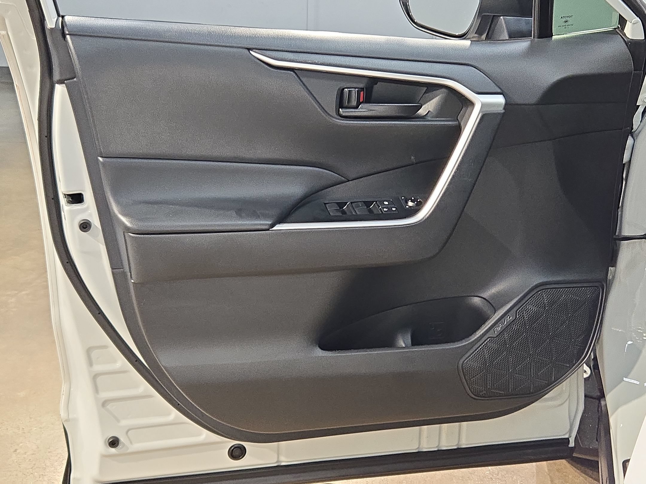 Used 2022 Toyota RAV4 LE FWD image 20