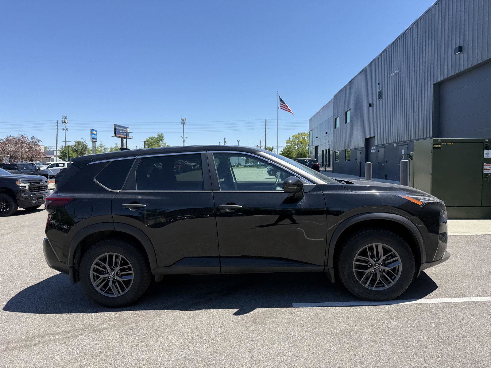 Used 2022 Nissan Rogue S FWD image 2