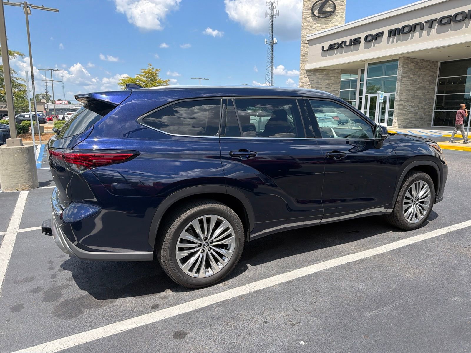 Used 2023 Toyota Highlander Platinum FWD image 11