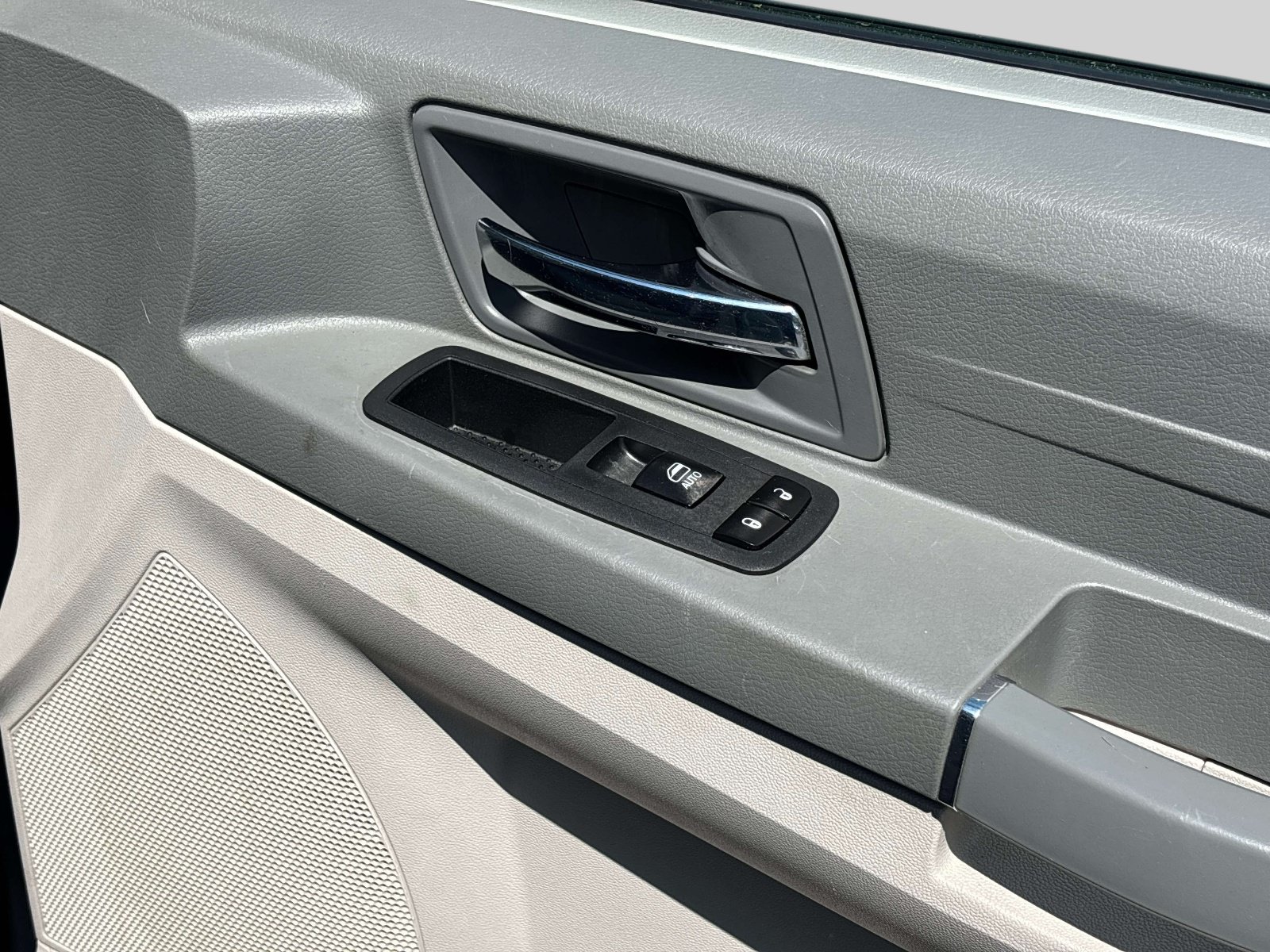 Used 2010 Chrysler Town & Country LX w/ PWR Convenience Group FWD image 19