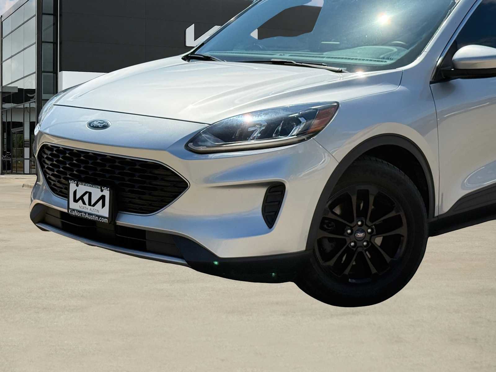 Used 2020 Ford Escape SE FWD image 2