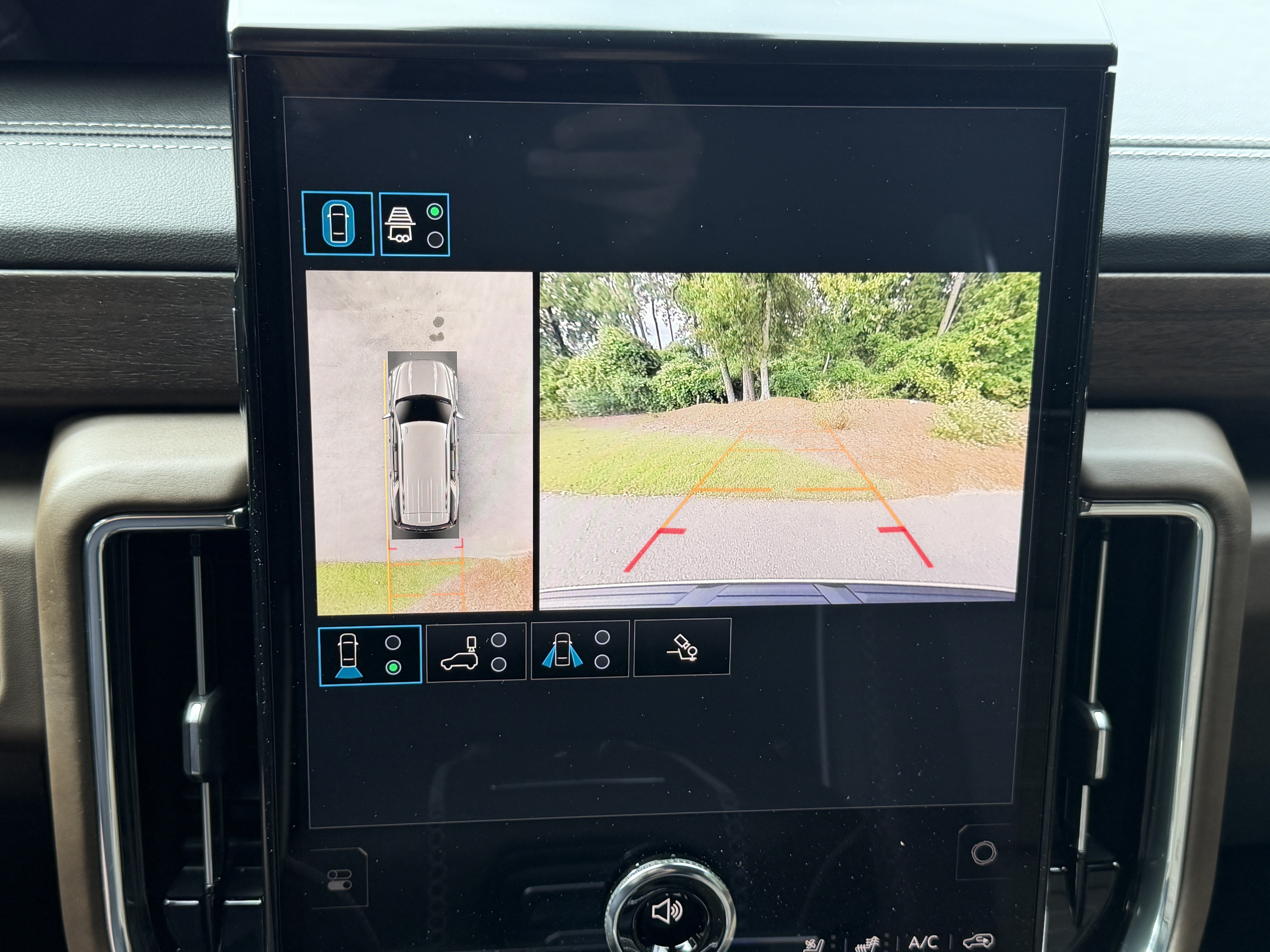 Used 2025 GMC Yukon Denali Ultimate AWD/4WD image 32