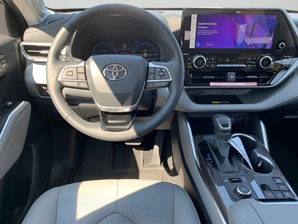 New 2025 Toyota Highlander Platinum image 16