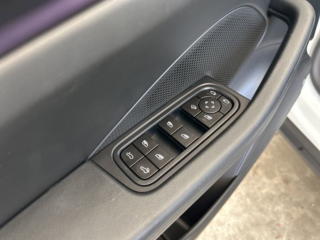 Used 2025 Porsche Macan Electric image 39