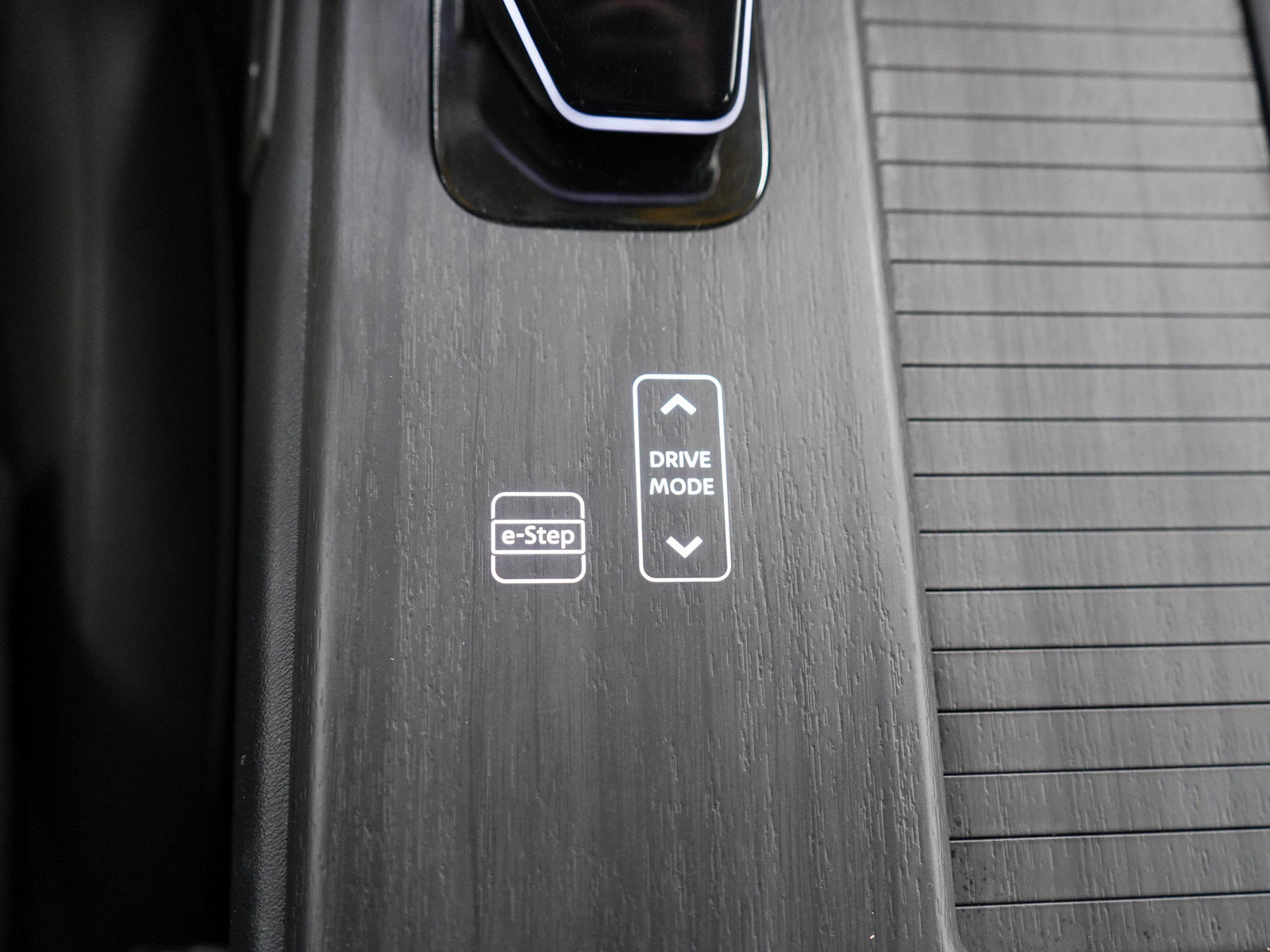 Used 2024 Nissan Ariya AWD image 23