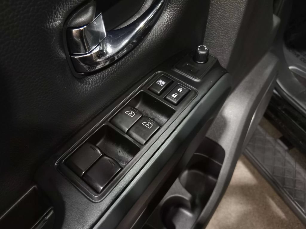 Used 2018 Nissan Titan SV w/ SV Convenience Package AWD/4WD image 17