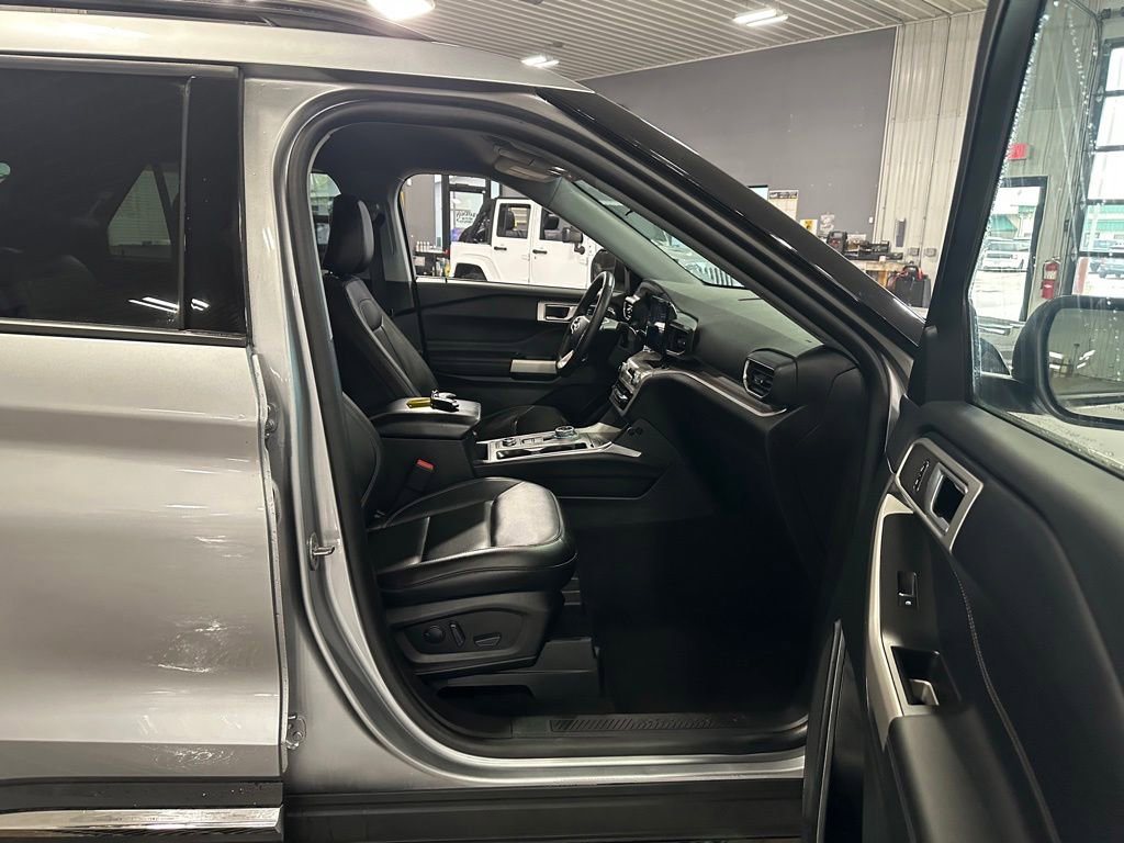 Used 2023 Ford Explorer XLT w/ Equipment Group 202A AWD/4WD image 29