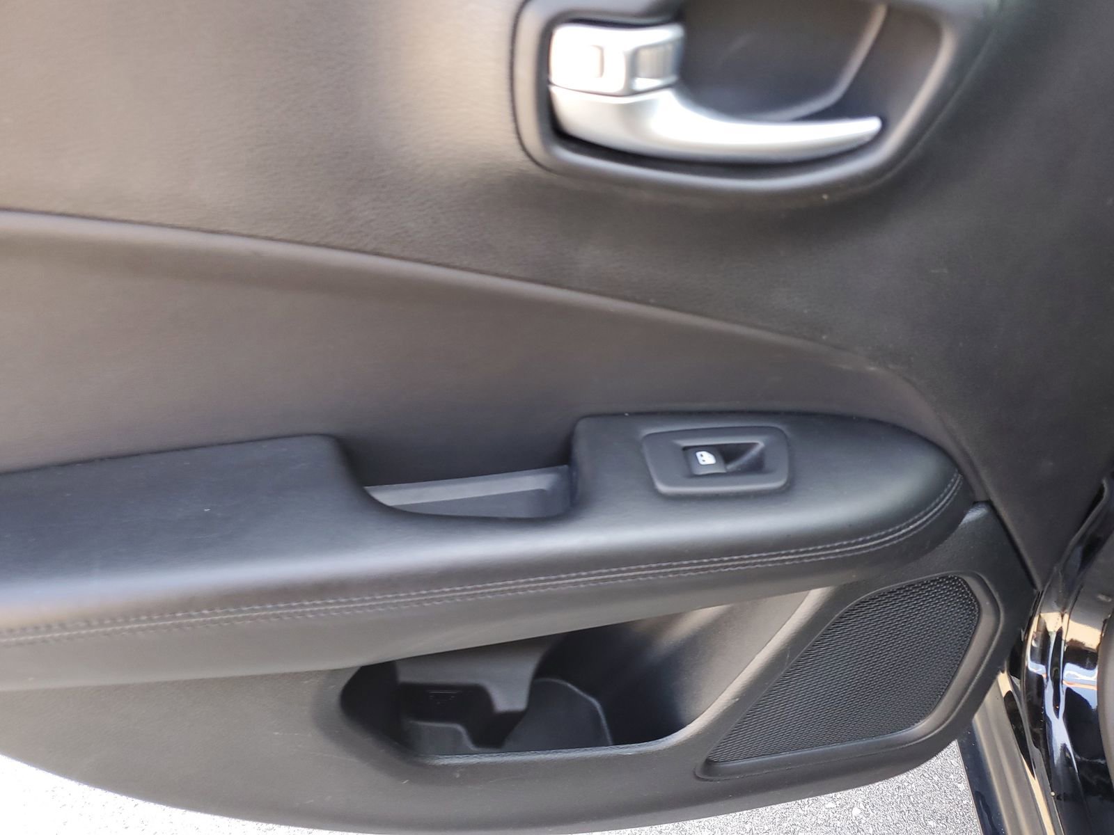 Used 2018 Jeep Compass Latitude AWD/4WD image 15