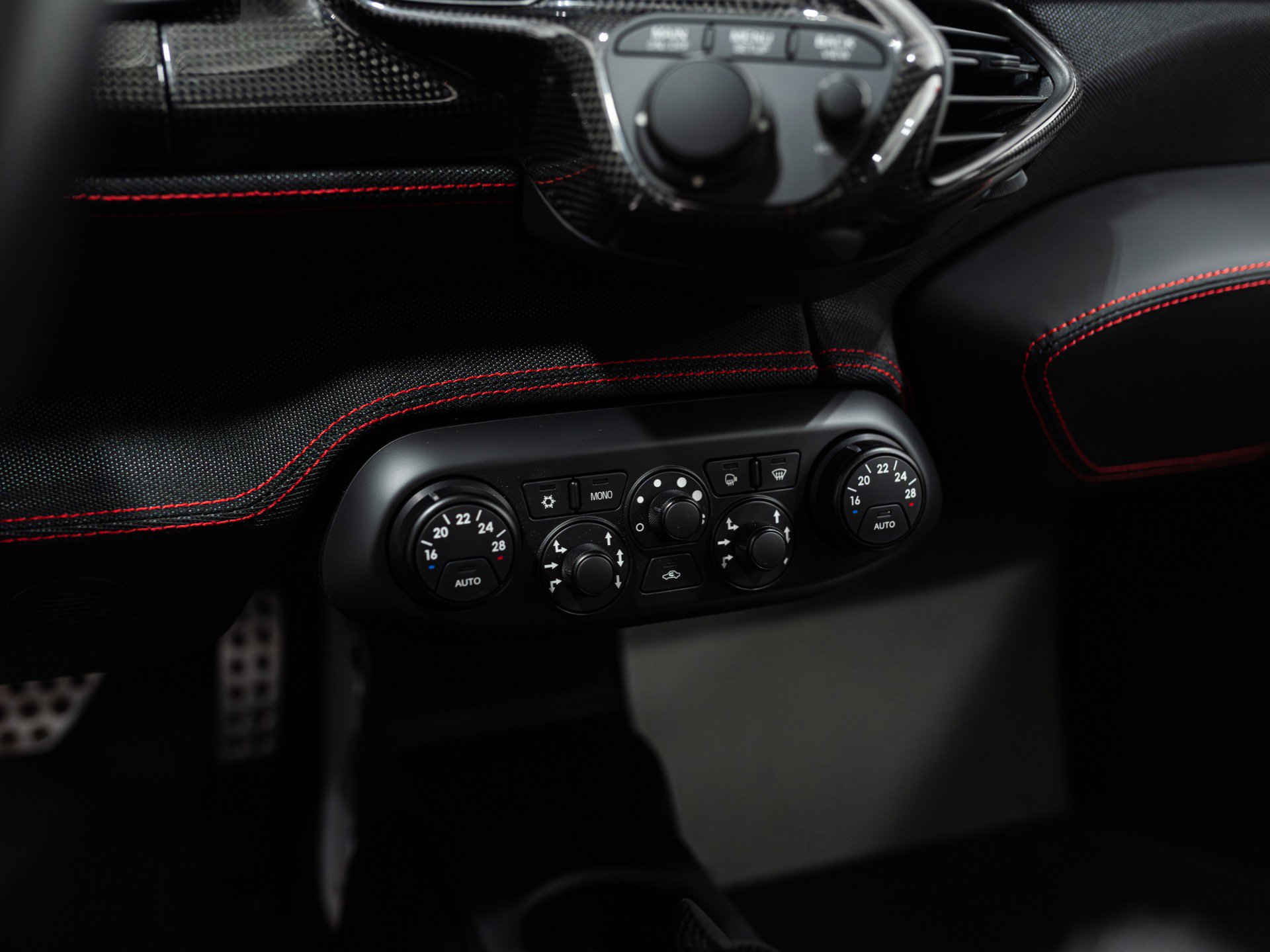 Used 2015 Ferrari 458 Speciale Coupe RWD image 39