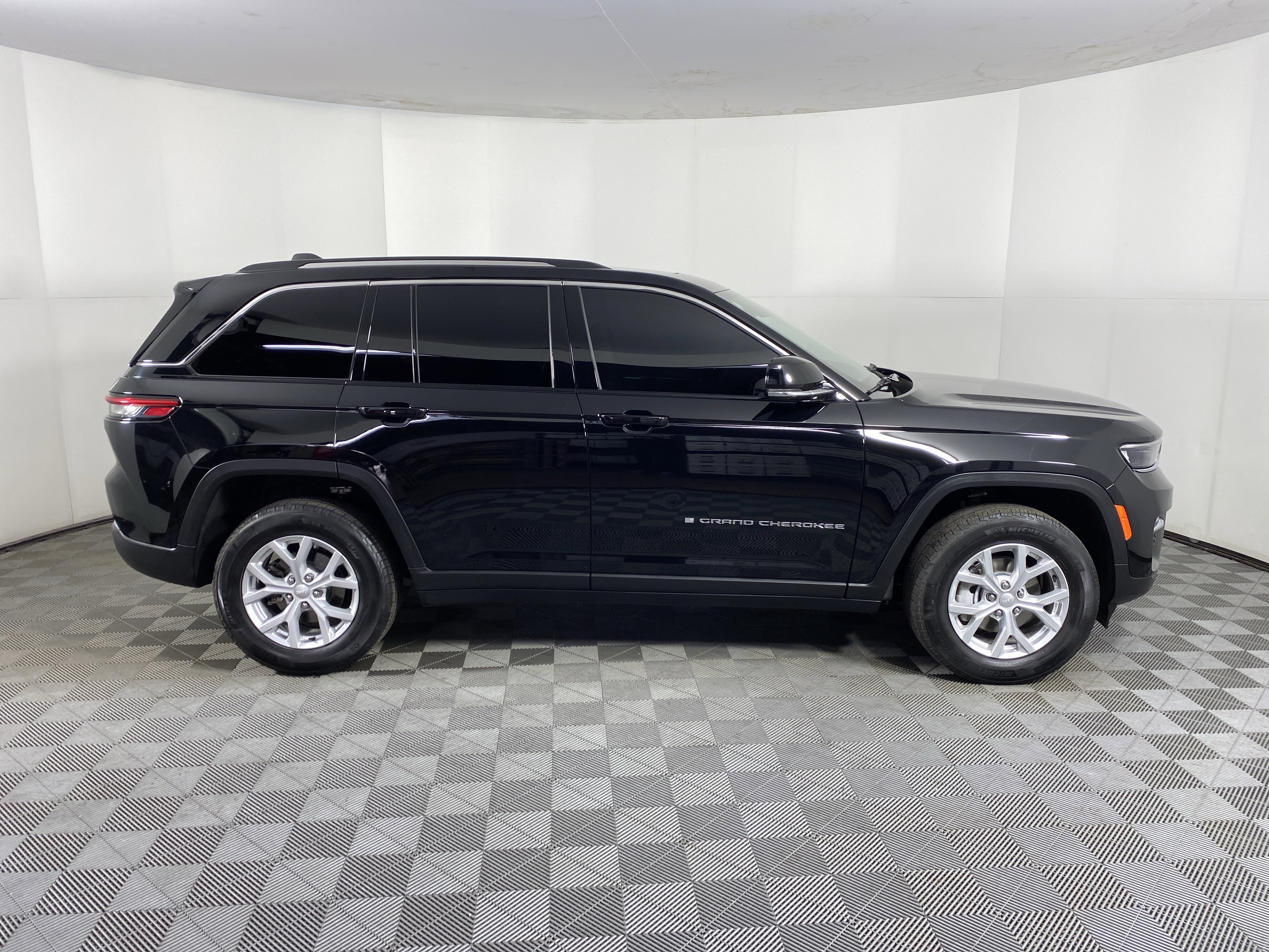 Used 2023 Jeep Grand Cherokee Limited AWD/4WD image 8