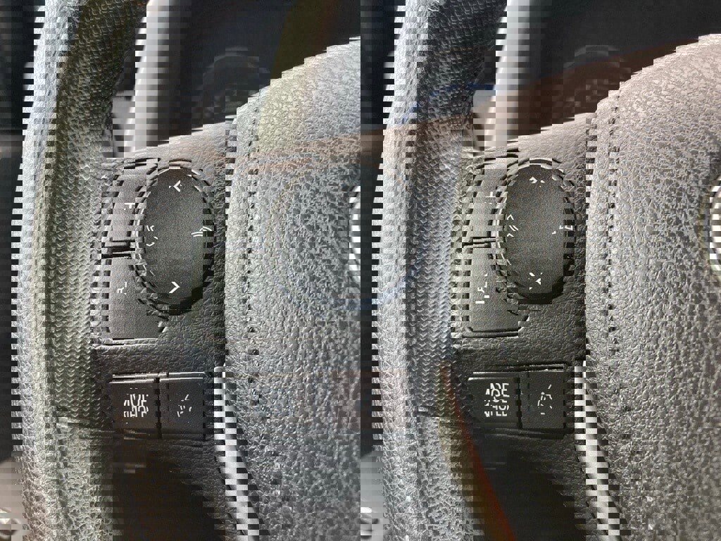 Used 2018 Toyota RAV4 LE image 14