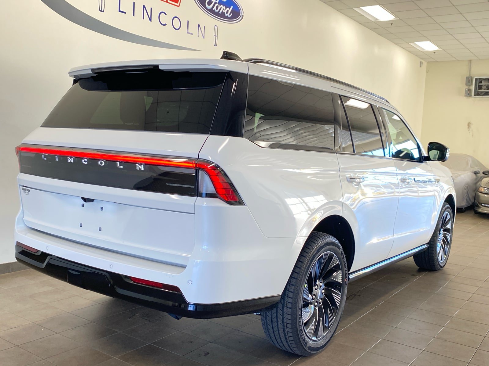 New 2025 Lincoln Navigator Reserve w/ Jet Appearance Package AWD/4WD image 10