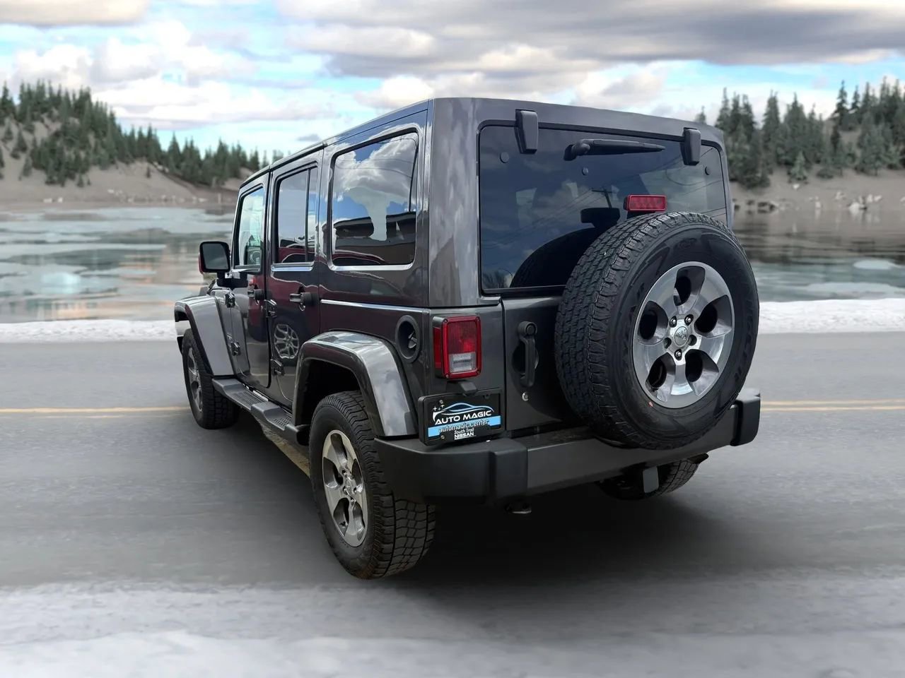 Used 2018 Jeep Wrangler Unlimited Sahara w/ Connectivity Group AWD/4WD image 5