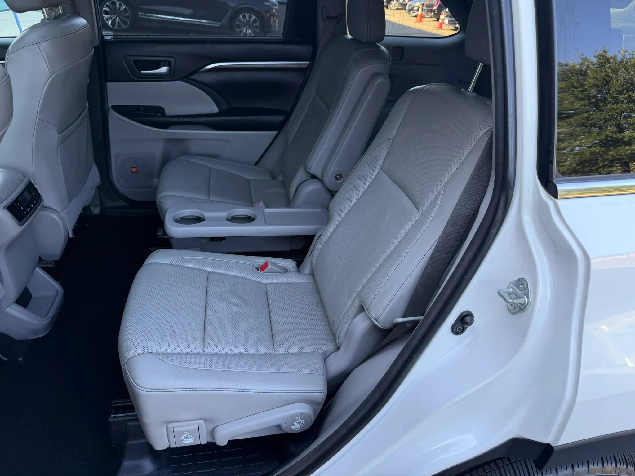 Used 2015 Toyota Highlander Limited AWD/4WD image 32