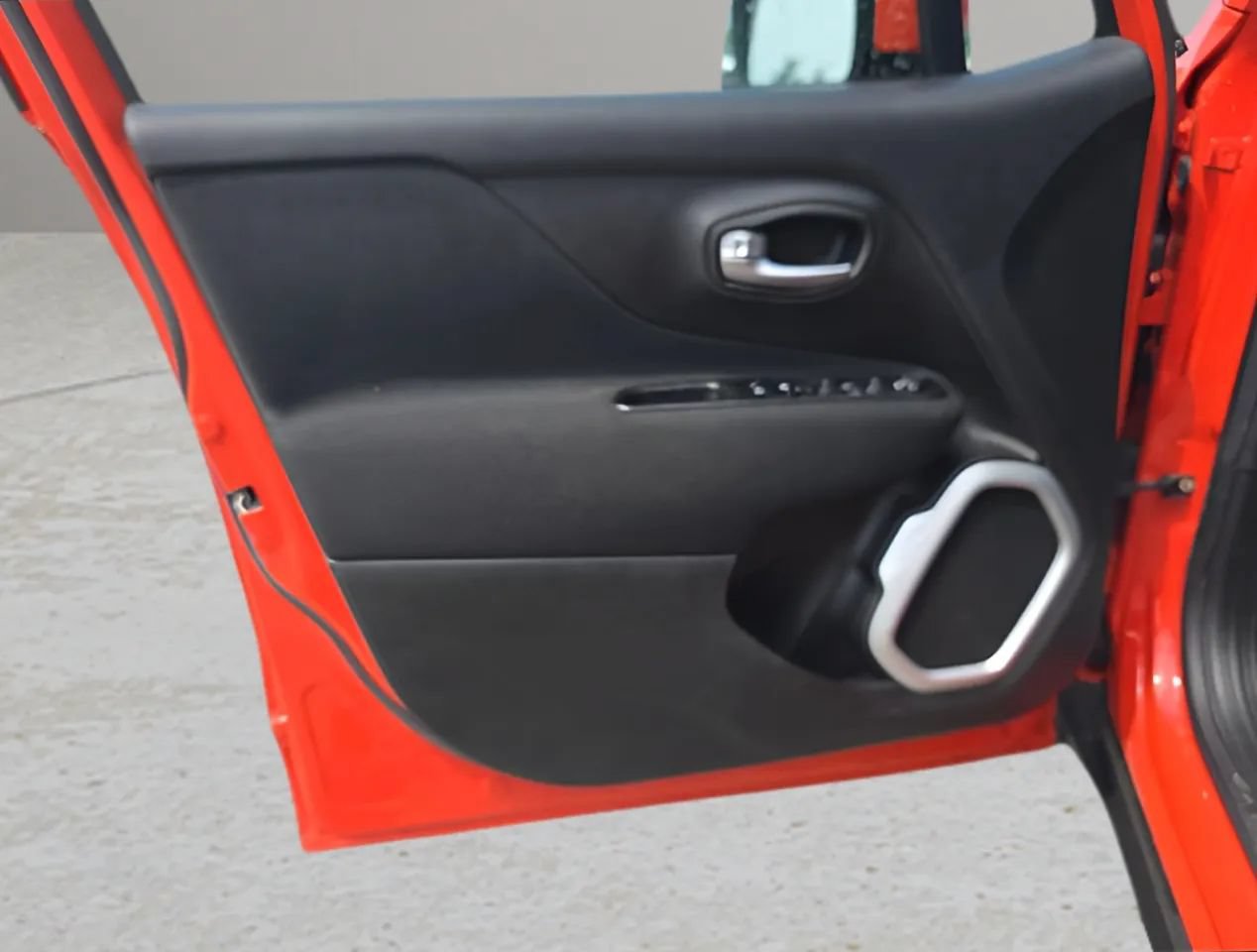 Used 2019 Jeep Renegade Latitude w/ Cold Weather Group AWD/4WD image 9