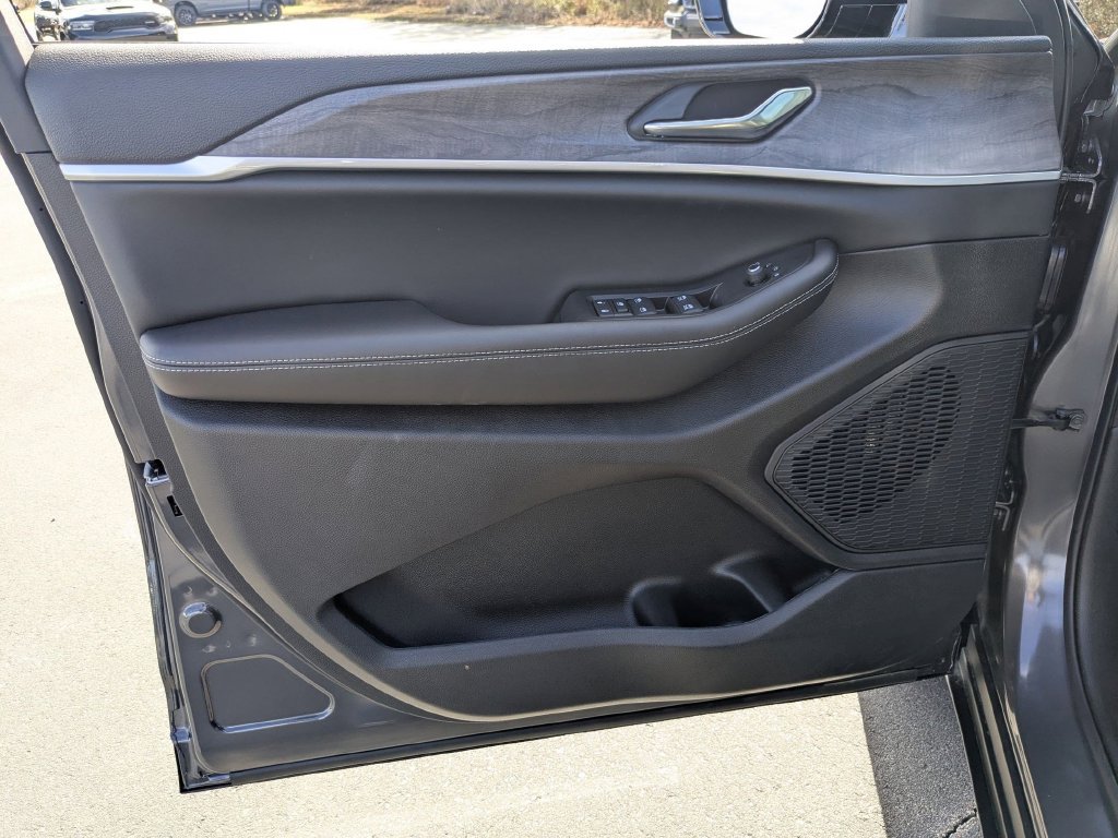 New 2026 Jeep Grand Cherokee Altitude AWD/4WD image 10