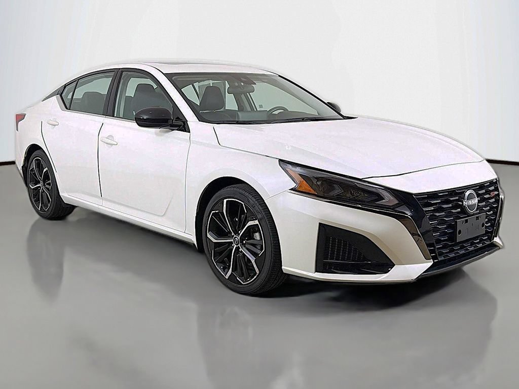 Used 2023 Nissan Altima 2.5 SR w/ SR Premium Package FWD image 2