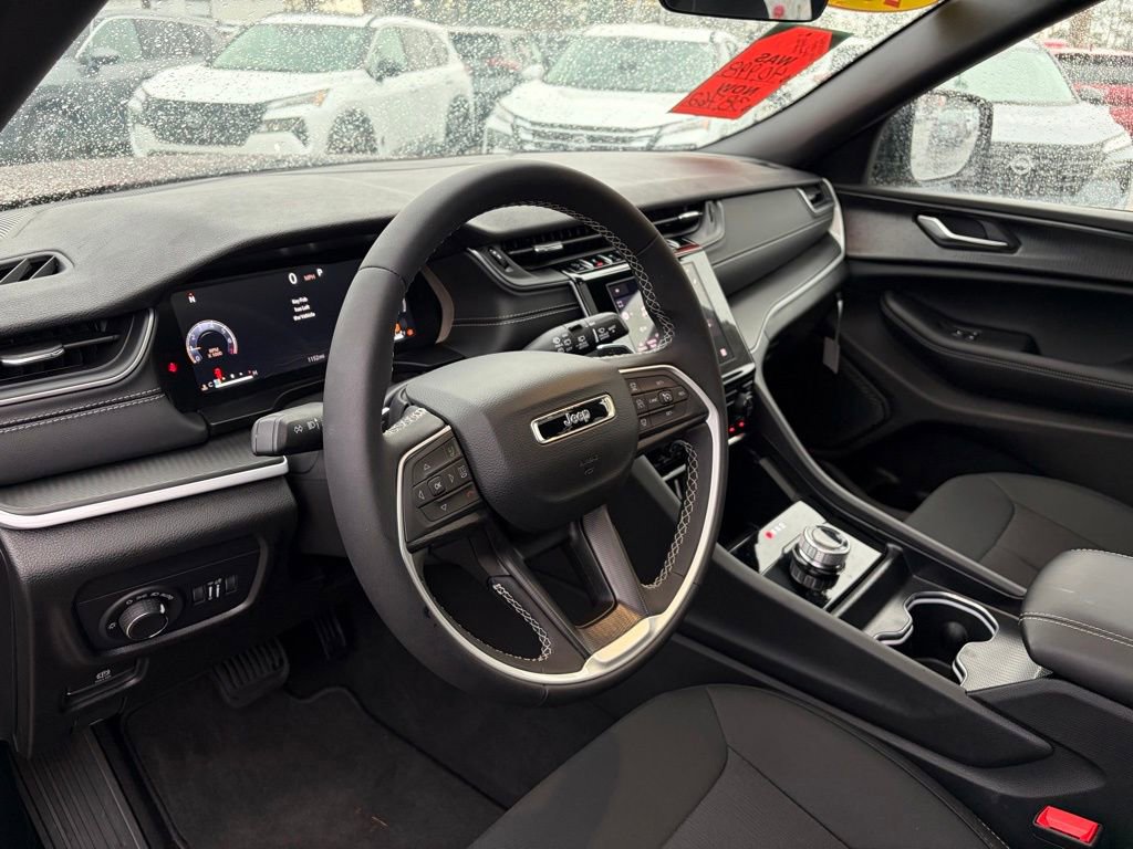 Used 2025 Jeep Grand Cherokee Laredo X image 15