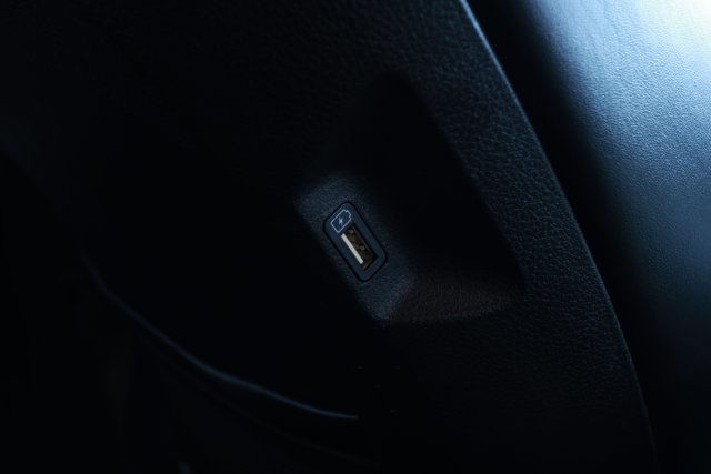 Used 2024 Kia Carnival LX image 31